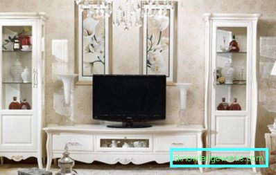 Foto: credenze in vetro nell'interno del soggiorno