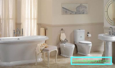 Foto: pavimento del bagno antico con piastrelle del pavimento