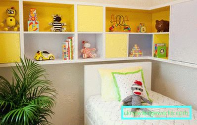 Foto: scaffali gialli all'interno di una cameretta per bambini.