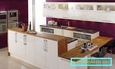 Foto: i mobili bianchi sono perfettamente combinati con le pareti di colore melanzana.