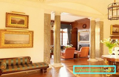 Foto: colonne all'interno del corridoio neoclassico