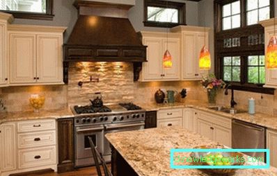 Foto: la versione originale dell'illuminazione all'interno della cucina beige