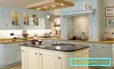 Foto: toni pastello di beige e blu all'interno della cucina