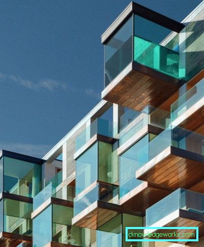 111 Balcone in vetro colorato: come sembra