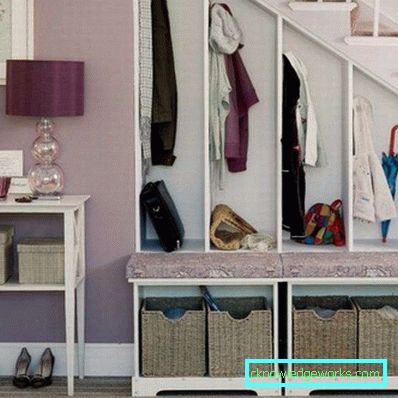 Disegna un corridoio in una casa privata con una foto delle scale