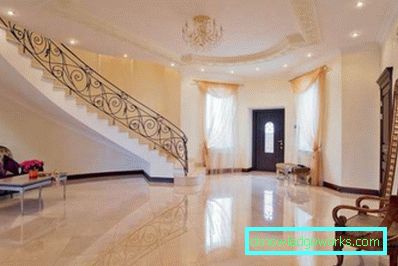 Disegna un corridoio in una casa privata con una foto delle scale