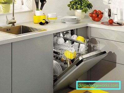 Area design cucina di 8 metri quadrati. metri con frigo Area design cucina di 8 metri quadrati. metri con frigo