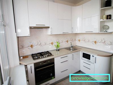 Area design cucina di 8 metri quadrati. metri con frigo Area design cucina di 8 metri quadrati. metri con frigo