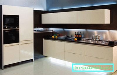 Area design cucina di 8 metri quadrati. metri con frigo Area design cucina di 8 metri quadrati. metri con frigo