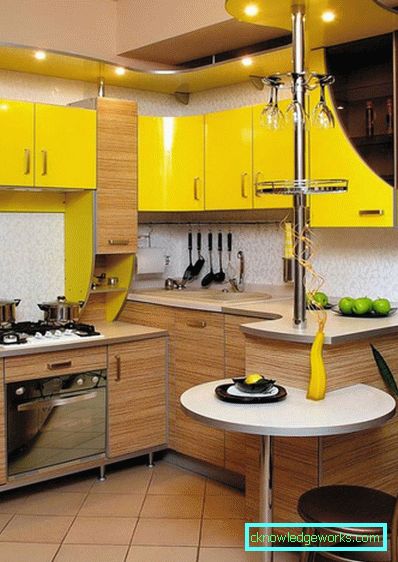 Piccola cucina ad angolo con un bar Piccola cucina ad angolo con un bar