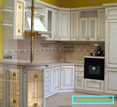 Piccola cucina ad angolo con un bar Piccola cucina ad angolo con un bar
