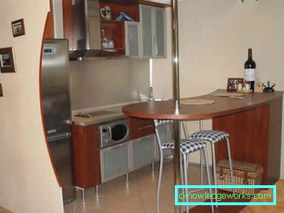 Piccola cucina ad angolo con un bar Piccola cucina ad angolo con un bar