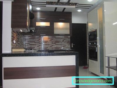 Piccola cucina ad angolo con un bar Piccola cucina ad angolo con un bar