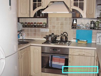 Progetta una piccola cucina di 7 quadrati. m con frigo Progetta una piccola cucina di 7 quadrati. m con frigo