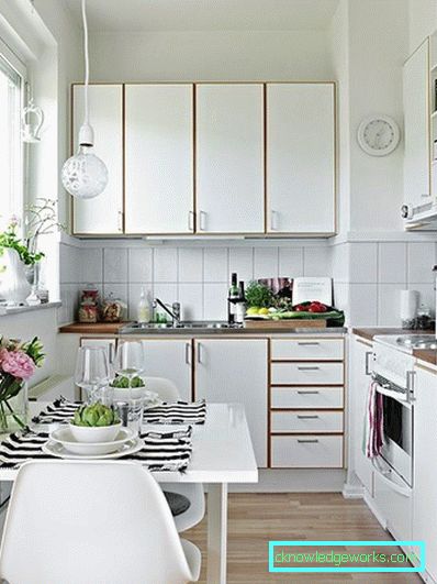 Progetta una piccola cucina di 7 quadrati. m con frigo Progetta una piccola cucina di 7 quadrati. m con frigo