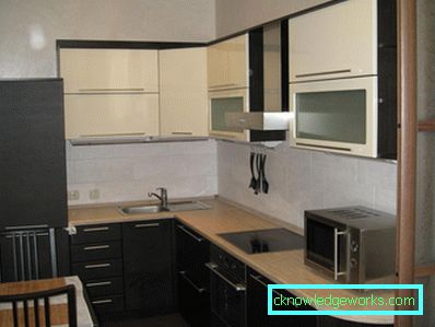 Progetta una piccola cucina di 7 quadrati. m con frigo Progetta una piccola cucina di 7 quadrati. m con frigo