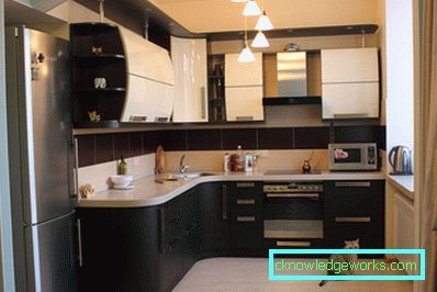 Progetta una piccola cucina di 7 quadrati. m con frigo Progetta una piccola cucina di 7 quadrati. m con frigo