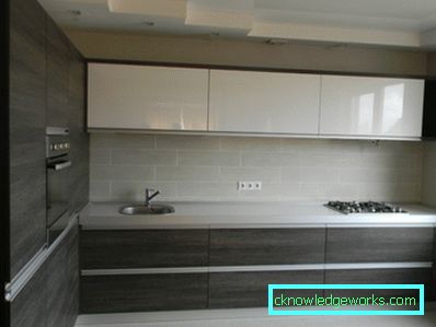 Progetta una piccola cucina di 7 quadrati. m con frigo Progetta una piccola cucina di 7 quadrati. m con frigo