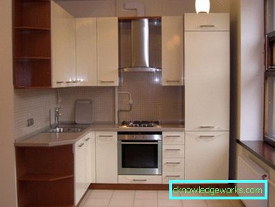 Progetta una piccola cucina di 7 quadrati. m con frigo Progetta una piccola cucina di 7 quadrati. m con frigo