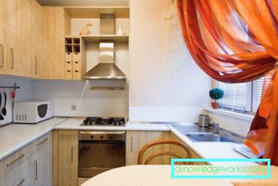 Progetta una piccola cucina di 7 quadrati. m con frigo Progetta una piccola cucina di 7 quadrati. m con frigo