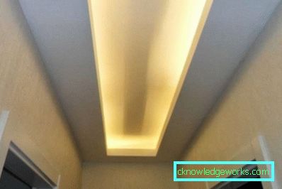 Disegno a soffitto nel corridoio di cartongesso e pannelli di plastica (50 foto di interni)