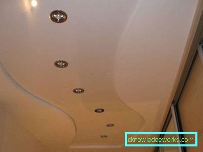Disegno a soffitto nel corridoio di cartongesso e pannelli di plastica (50 foto di interni)