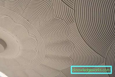 Disegno a soffitto nel corridoio di cartongesso e pannelli di plastica (50 foto di interni)