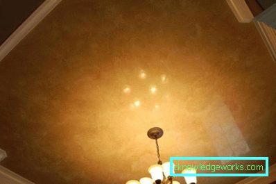 Disegno a soffitto nel corridoio di cartongesso e pannelli di plastica (50 foto di interni)