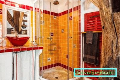 Design del bagno con un piccolo bagno combinato con un bagno nel Krusciov
