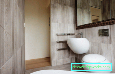 Design del bagno con un piccolo bagno combinato con un bagno nel Krusciov