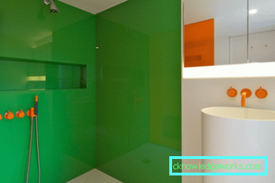 Design del bagno con un piccolo bagno combinato con un bagno nel Krusciov