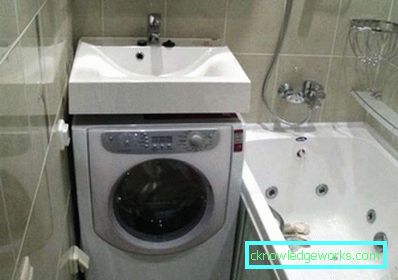 Design del bagno con un piccolo bagno combinato con un bagno nel Krusciov