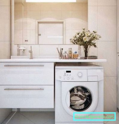 Design del bagno con un piccolo bagno combinato con un bagno nel Krusciov