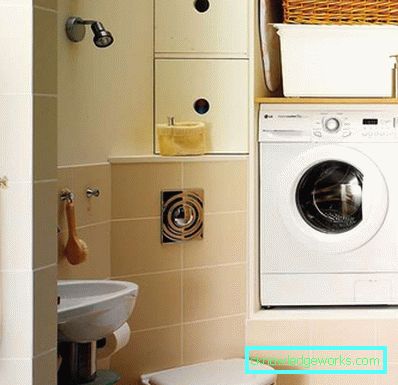 Design del bagno con un piccolo bagno combinato con un bagno nel Krusciov