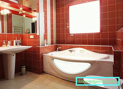 Design del bagno con un piccolo bagno combinato con un bagno nel Krusciov