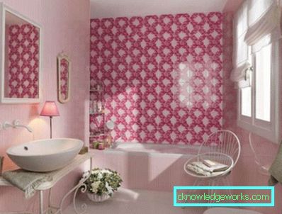Design del bagno con un piccolo bagno combinato con un bagno nel Krusciov