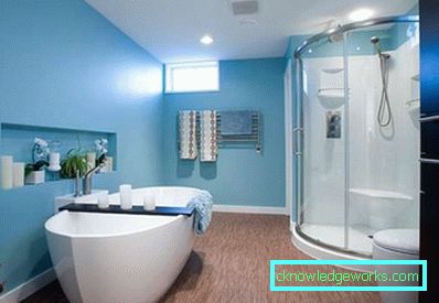 Design del bagno con un piccolo bagno combinato con un bagno nel Krusciov