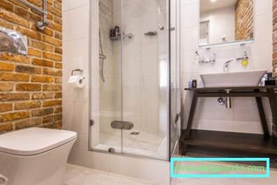 Design del bagno con un piccolo bagno combinato con un bagno nel Krusciov