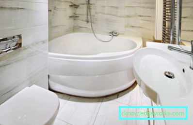 Design del bagno con un piccolo bagno combinato con un bagno nel Krusciov