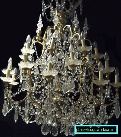 217 - Lampadari di cristallo all'interno