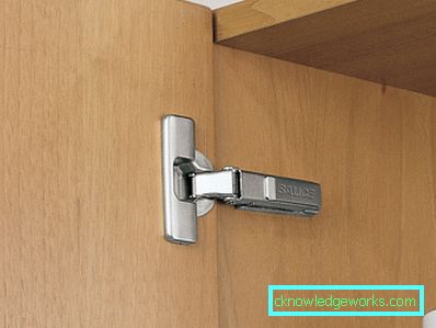 Come regolare le cerniere sulle porte dell'armadio della cucina Come regolare le cerniere sulle porte dell'armadio della cucina