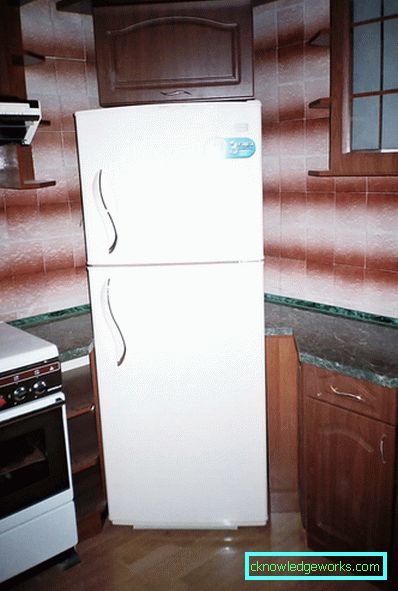 Cucine angolari di design di diverse dimensioni con un frigorifero
