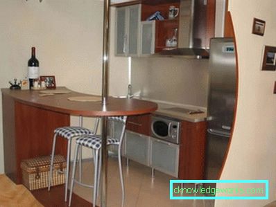 Piccola cucina di 5 metri quadrati. m con frigo Piccola cucina di 5 metri quadrati. m con frigo