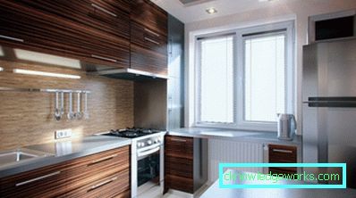 Piccola cucina di 5 metri quadrati. m con frigo Piccola cucina di 5 metri quadrati. m con frigo