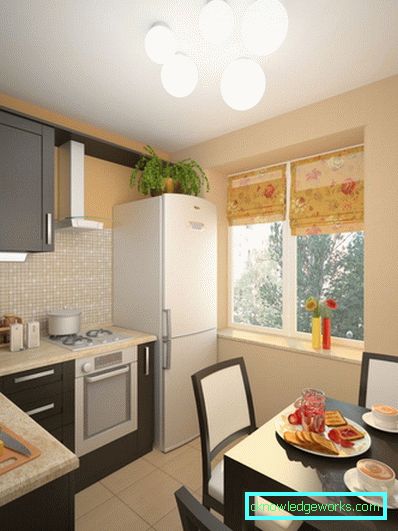 Piccola cucina di 5 metri quadrati. m con frigo Piccola cucina di 5 metri quadrati. m con frigo