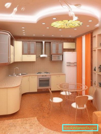 Piccola cucina di 5 metri quadrati. m con frigo Piccola cucina di 5 metri quadrati. m con frigo