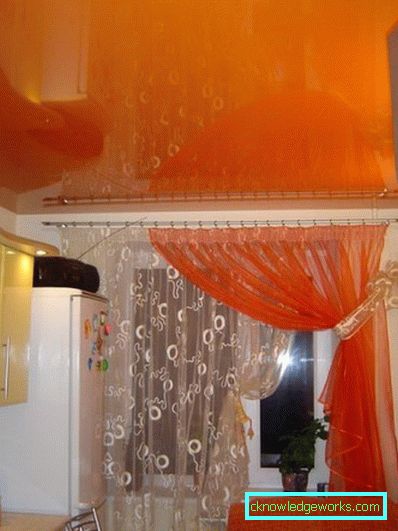Piccola cucina di 5 metri quadrati. m con frigo Piccola cucina di 5 metri quadrati. m con frigo