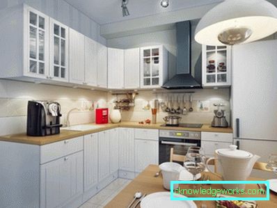 Piccola cucina di 5 metri quadrati. m con frigo Piccola cucina di 5 metri quadrati. m con frigo