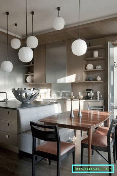 Piccola cucina di 5 metri quadrati. m con frigo Piccola cucina di 5 metri quadrati. m con frigo