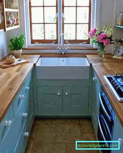 Piccola cucina di 5 metri quadrati. m con frigo Piccola cucina di 5 metri quadrati. m con frigo